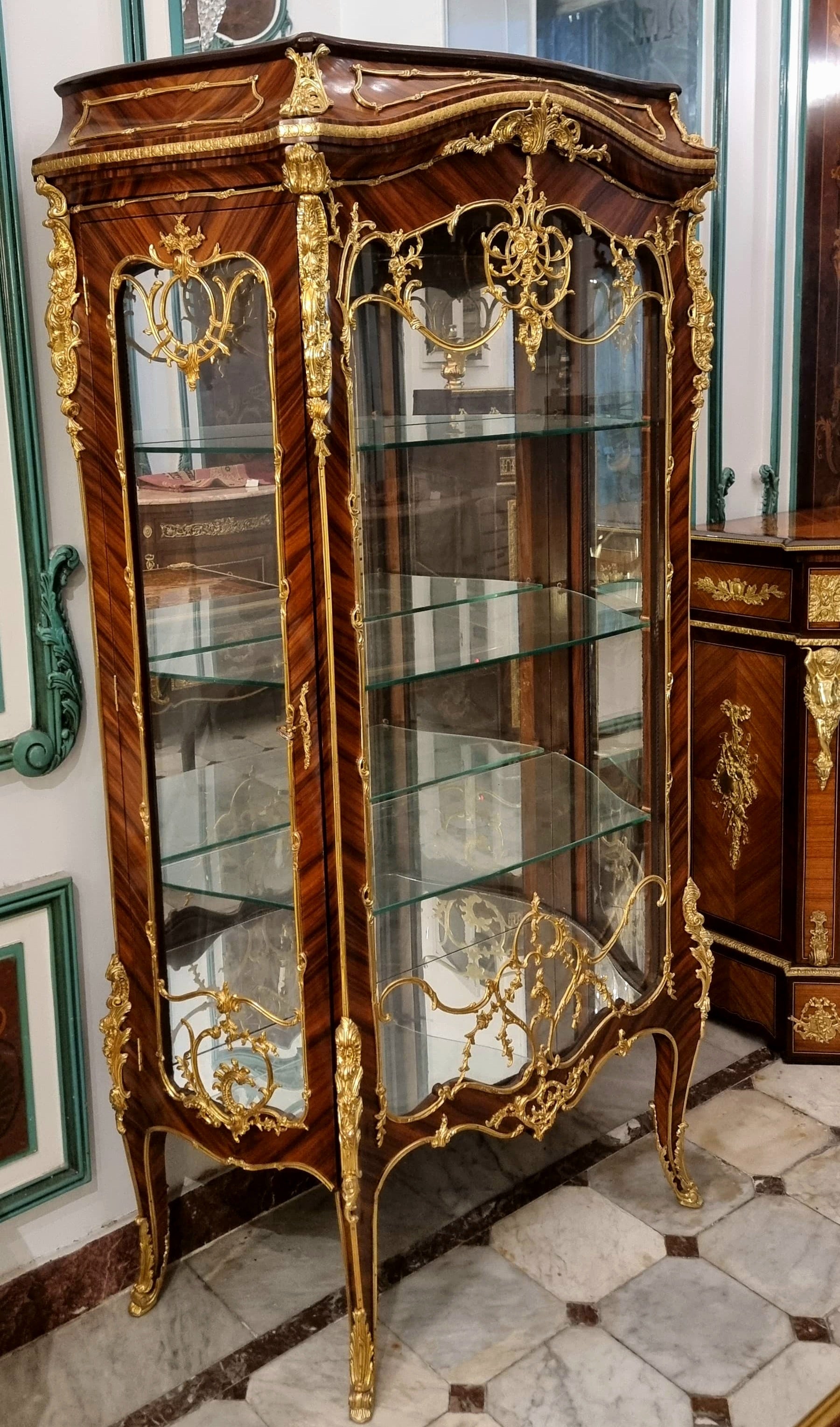 Ornate French Louis XV Curio Cabinet – Glass Shelving, Gilded Accents & Graceful Bombe Design