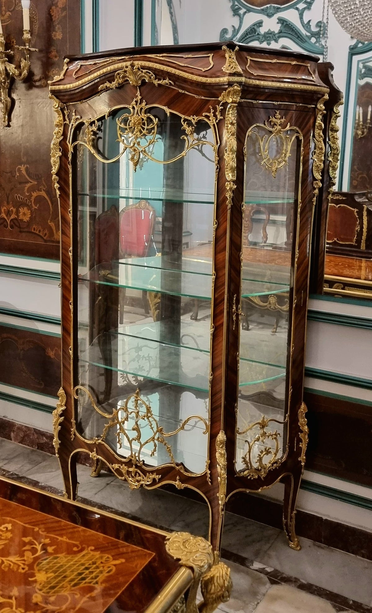 Ornate French Louis XV Curio Cabinet – Glass Shelving, Gilded Accents & Graceful Bombe Design