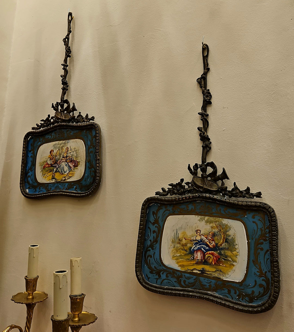 French-Style Decorative Wall Plaques – Set of 2 with Hand-Painted Romantic Scenes & Ornate Metal Frames