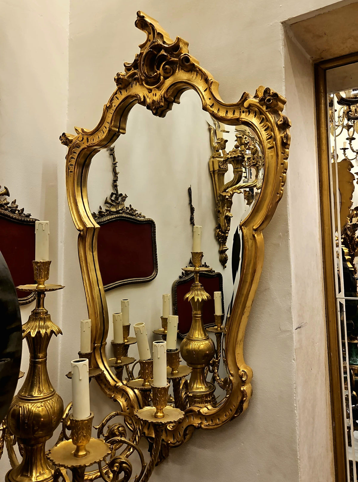 Ornate Baroque Wall Mirror – Hand-Carved Gilded Frame & Dramatic Decorative Details