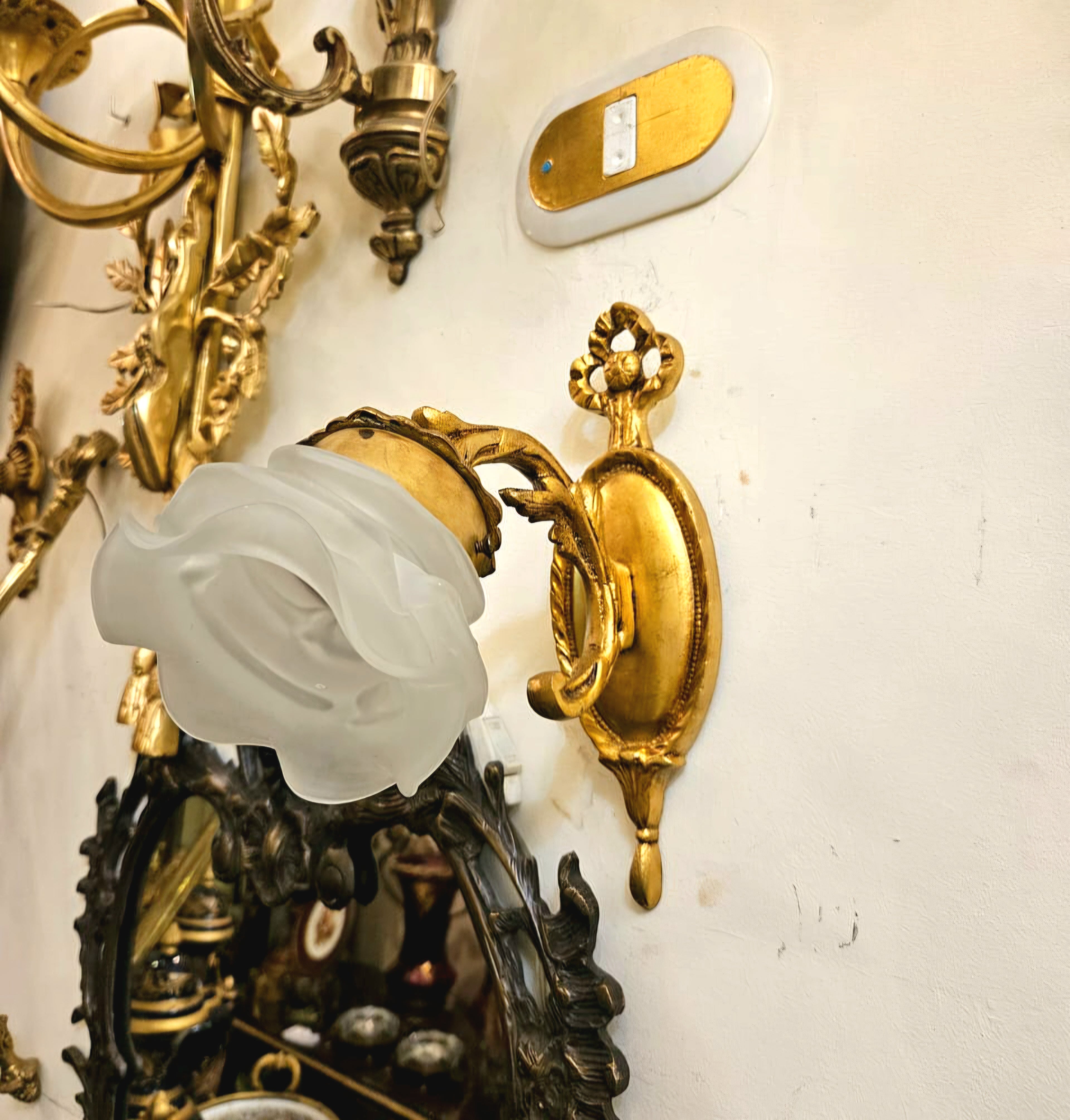 French Louis XVI Style Single-Light Wall Sconce – Gold Leaf Bronze with Rose-Shaped Glass Shade