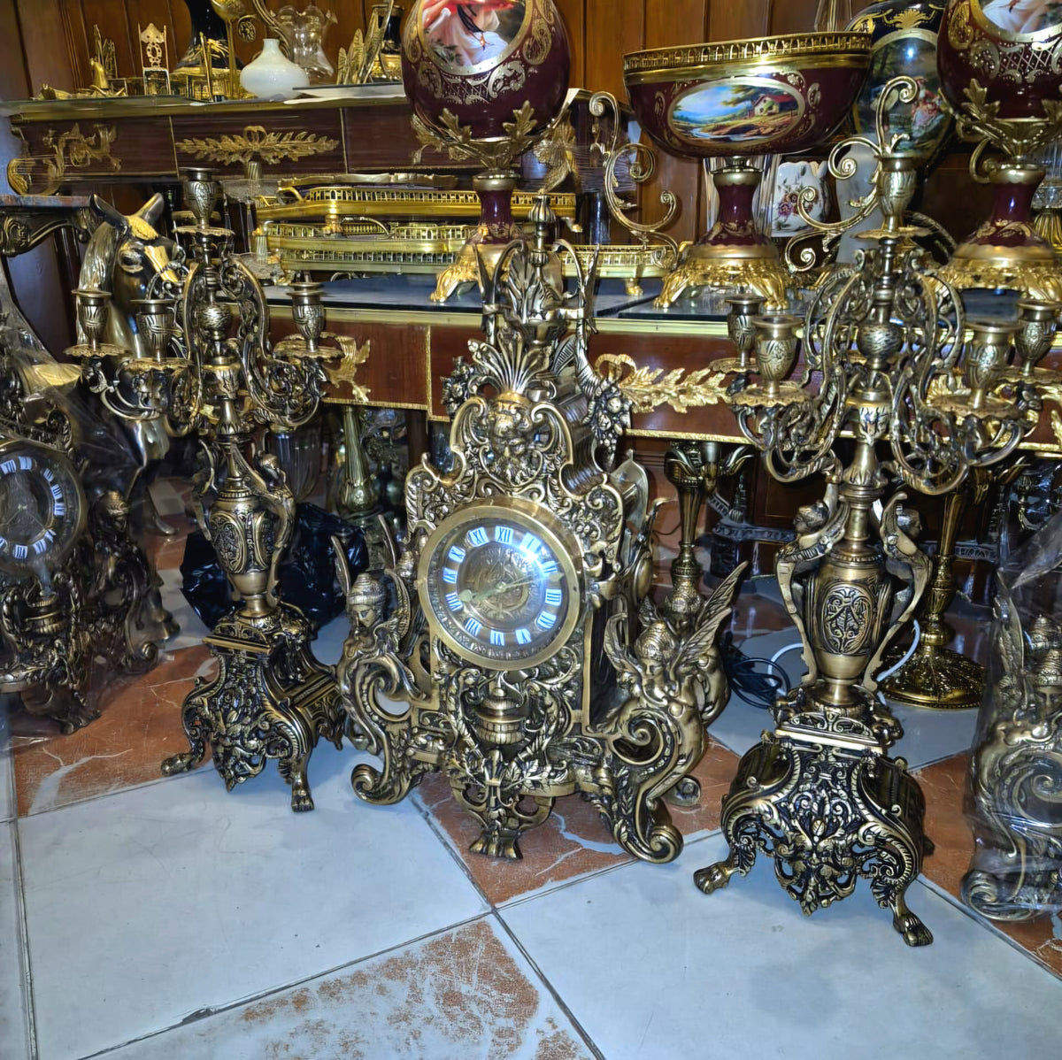 Grand French Baroque Mantel Clock – Ornate Gilded Bronze Finish with Sculptural Details & Roman Numeral Dial