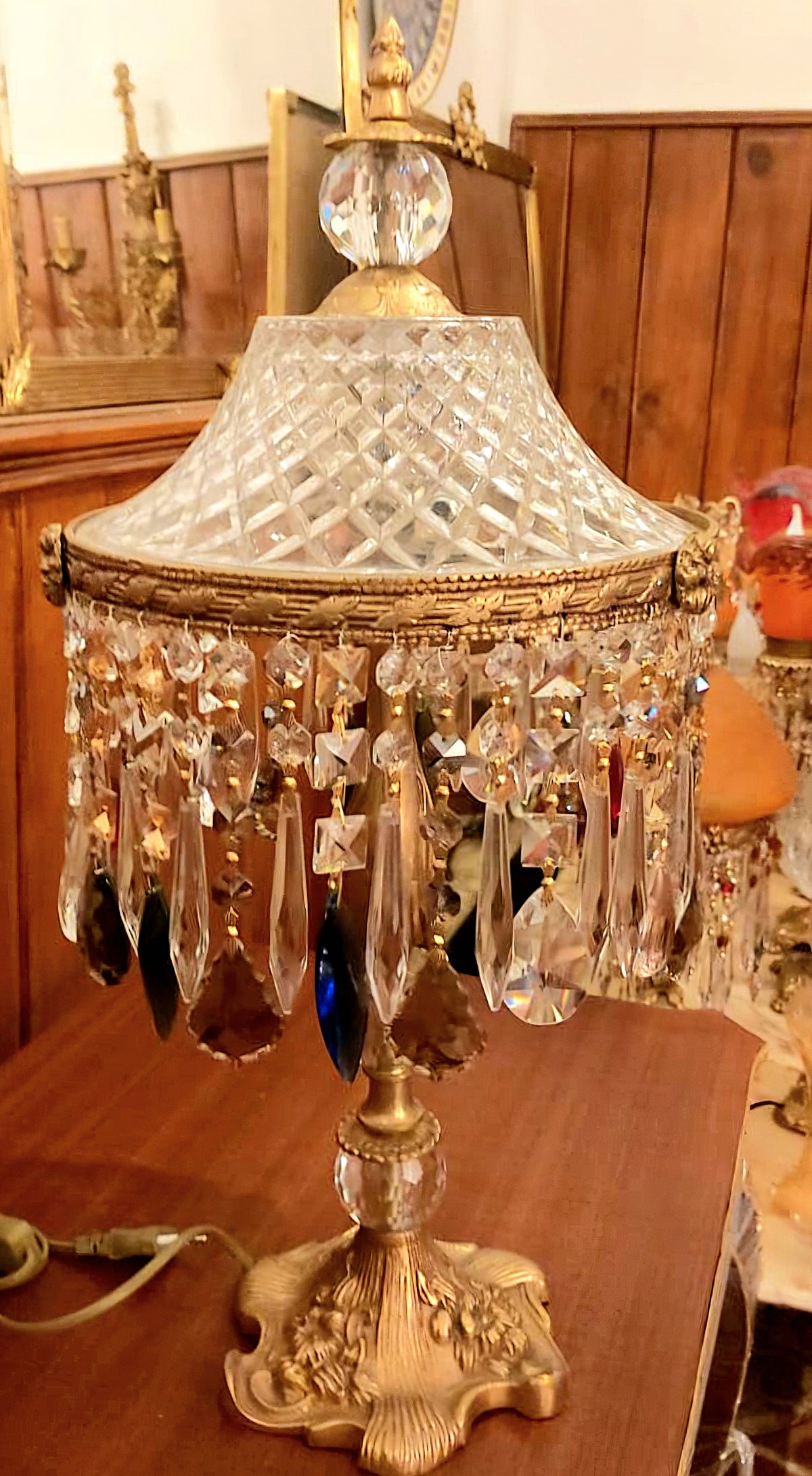 French-Style Crystal Table Lamp – Cut Glass Shade, Cascading Crystal Drops & Gold Leaf Base