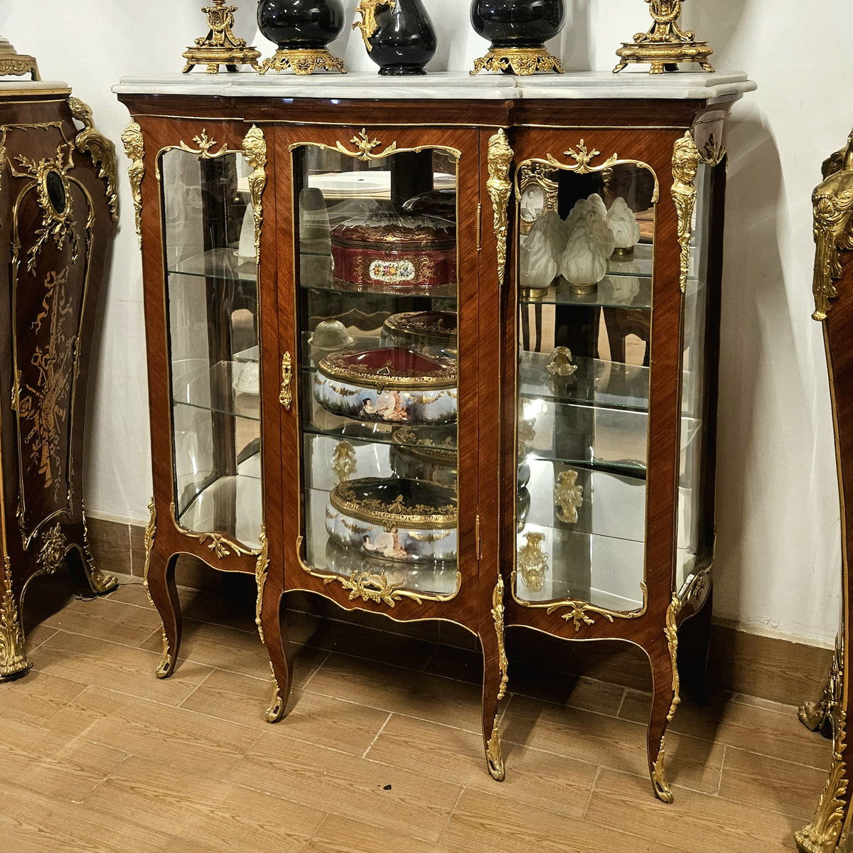 The Gilded Showcase – French Louis XV Display Cabinet with Marble Top, Mirrored Interior & Gold Leaf Details