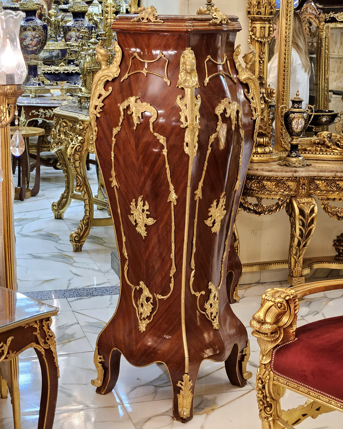 Royal Impressions – Louis XV-Inspired Wooden Pedestal with Scenic Artwork, Marble Top & Gilded Accents