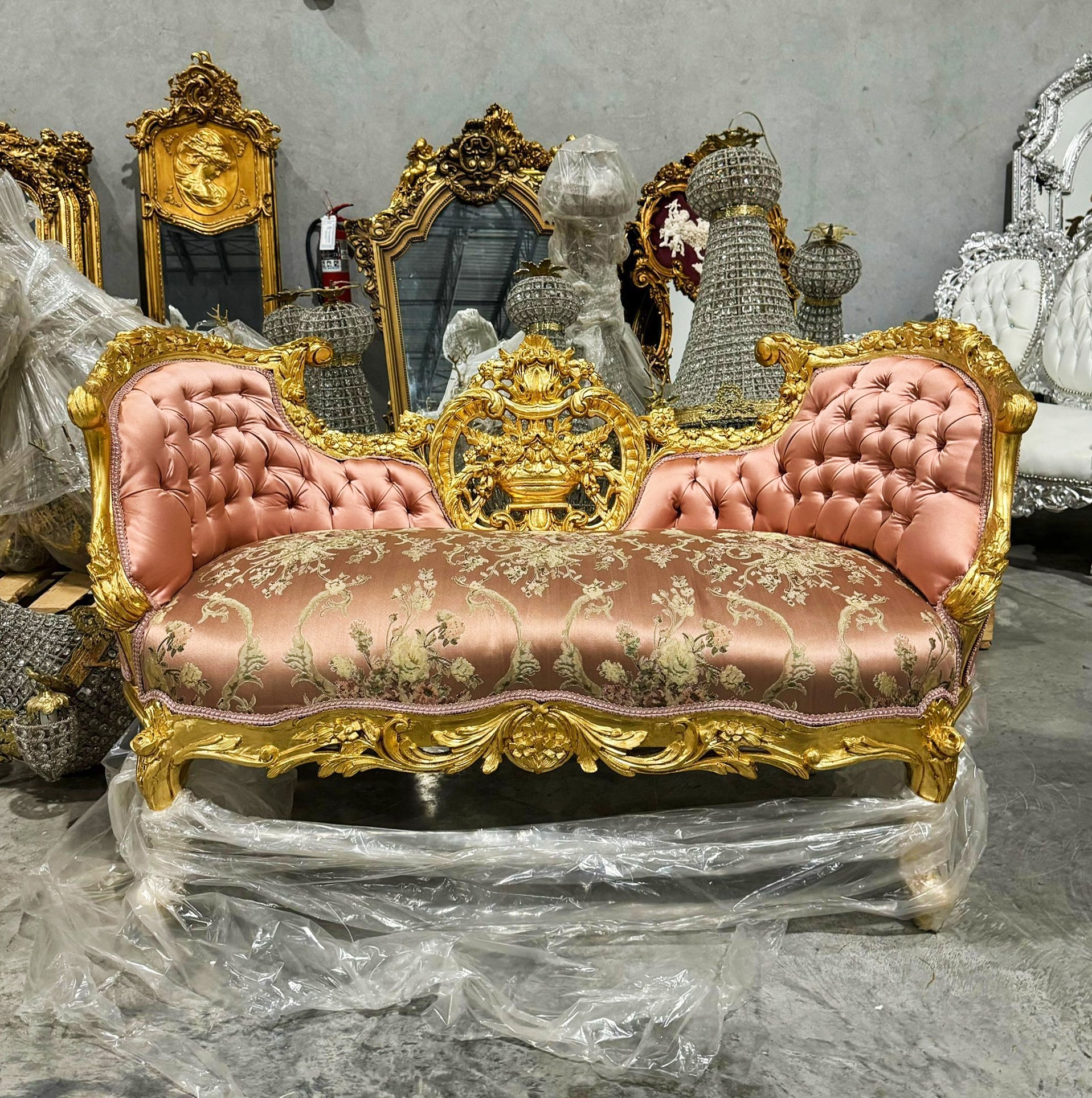 Elegant French Style Pink Settee – Tufted Upholstery & Gold Leaf Detailing