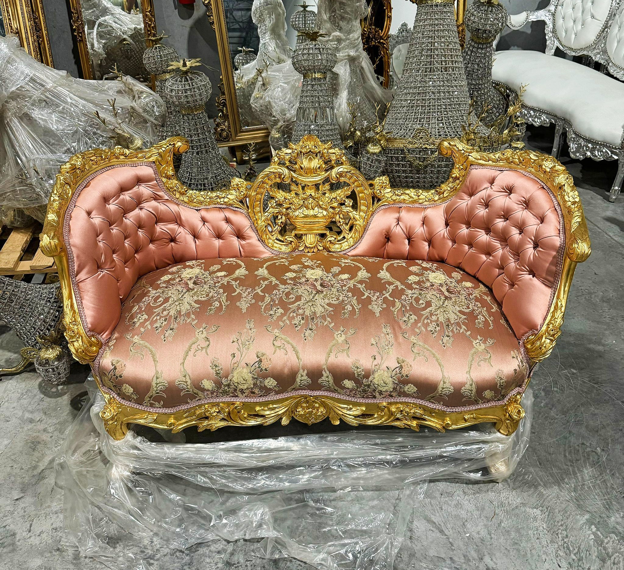 Elegant French Style Pink Settee – Tufted Upholstery & Gold Leaf Detailing