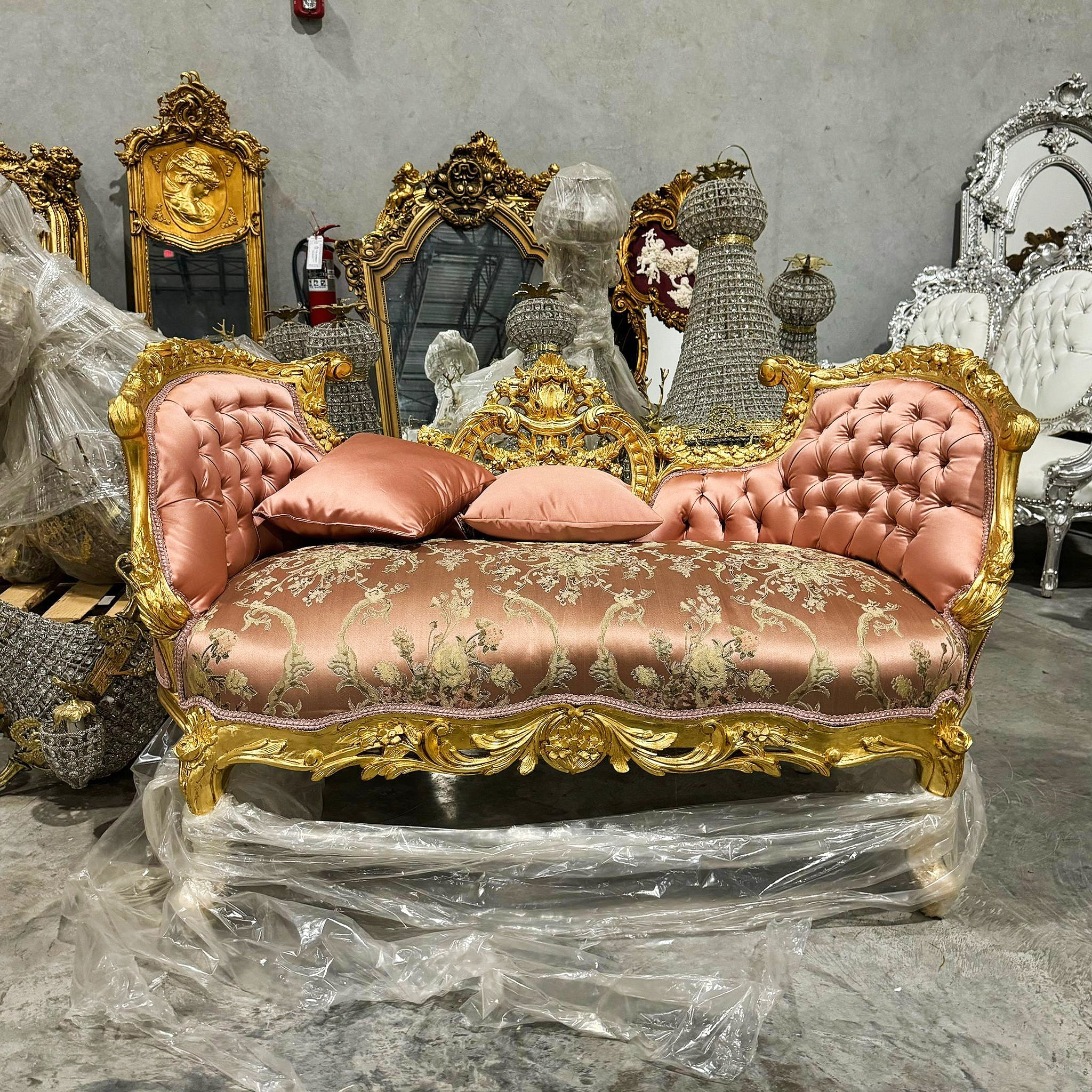 Elegant French Style Pink Settee – Tufted Upholstery & Gold Leaf Detailing