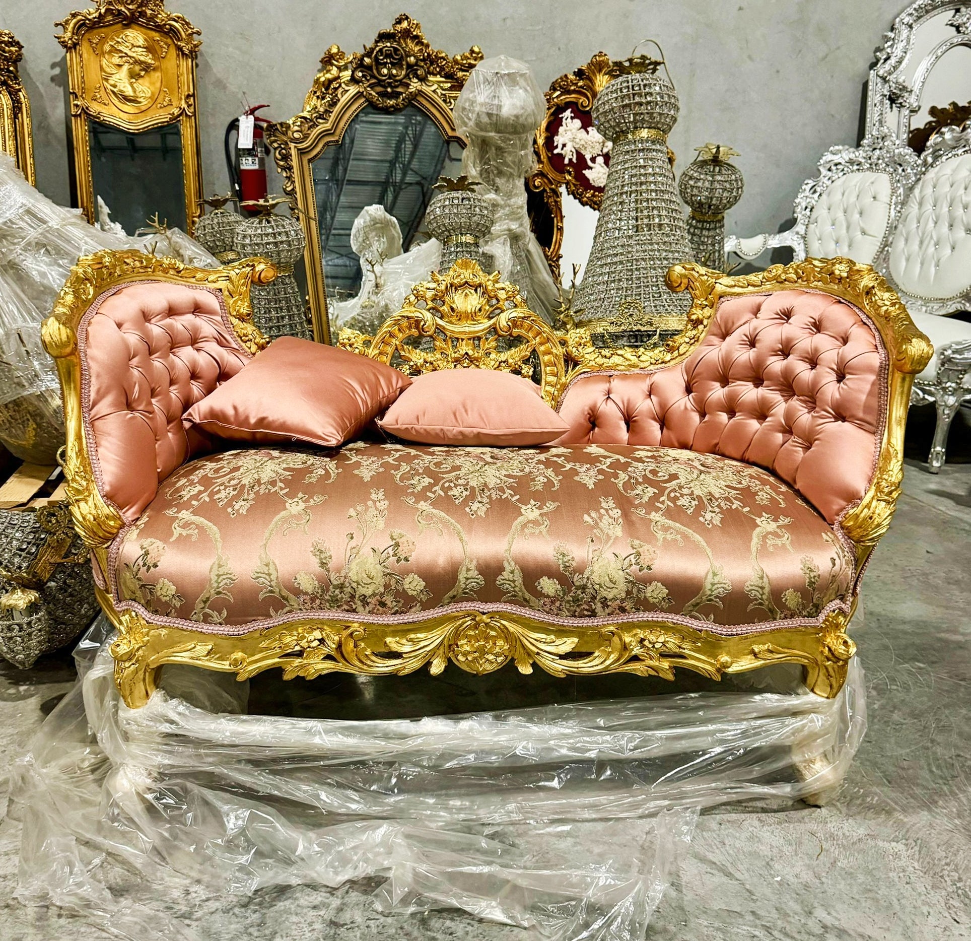 Elegant French Style Pink Settee – Tufted Upholstery & Gold Leaf Detailing