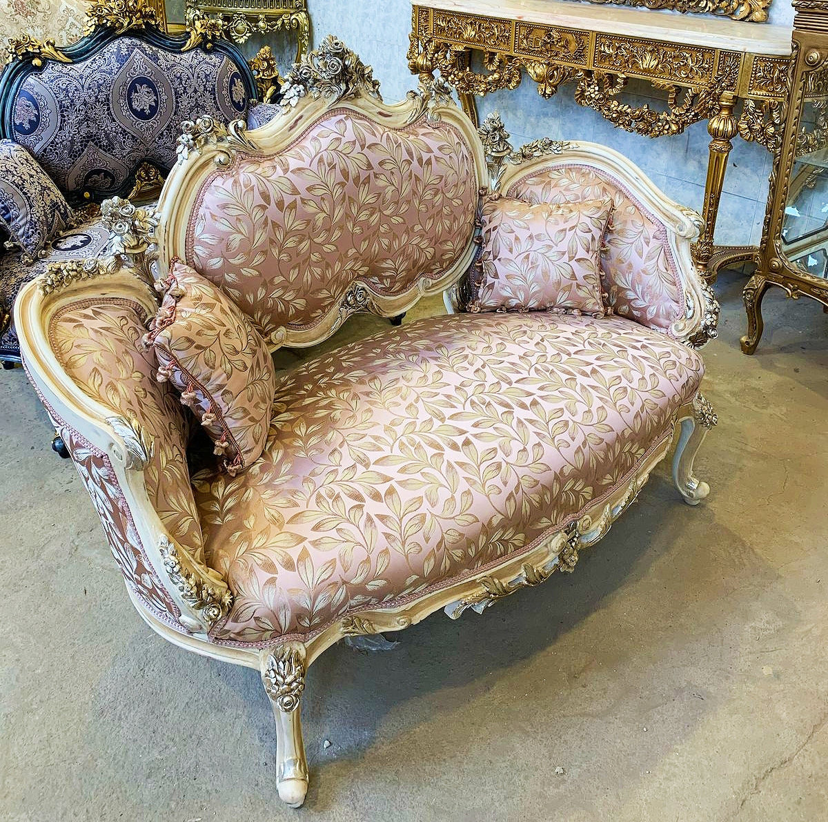 Romantic French Style Sofa – Pink Fabric, Gold Leaf, Perfect for Weddings