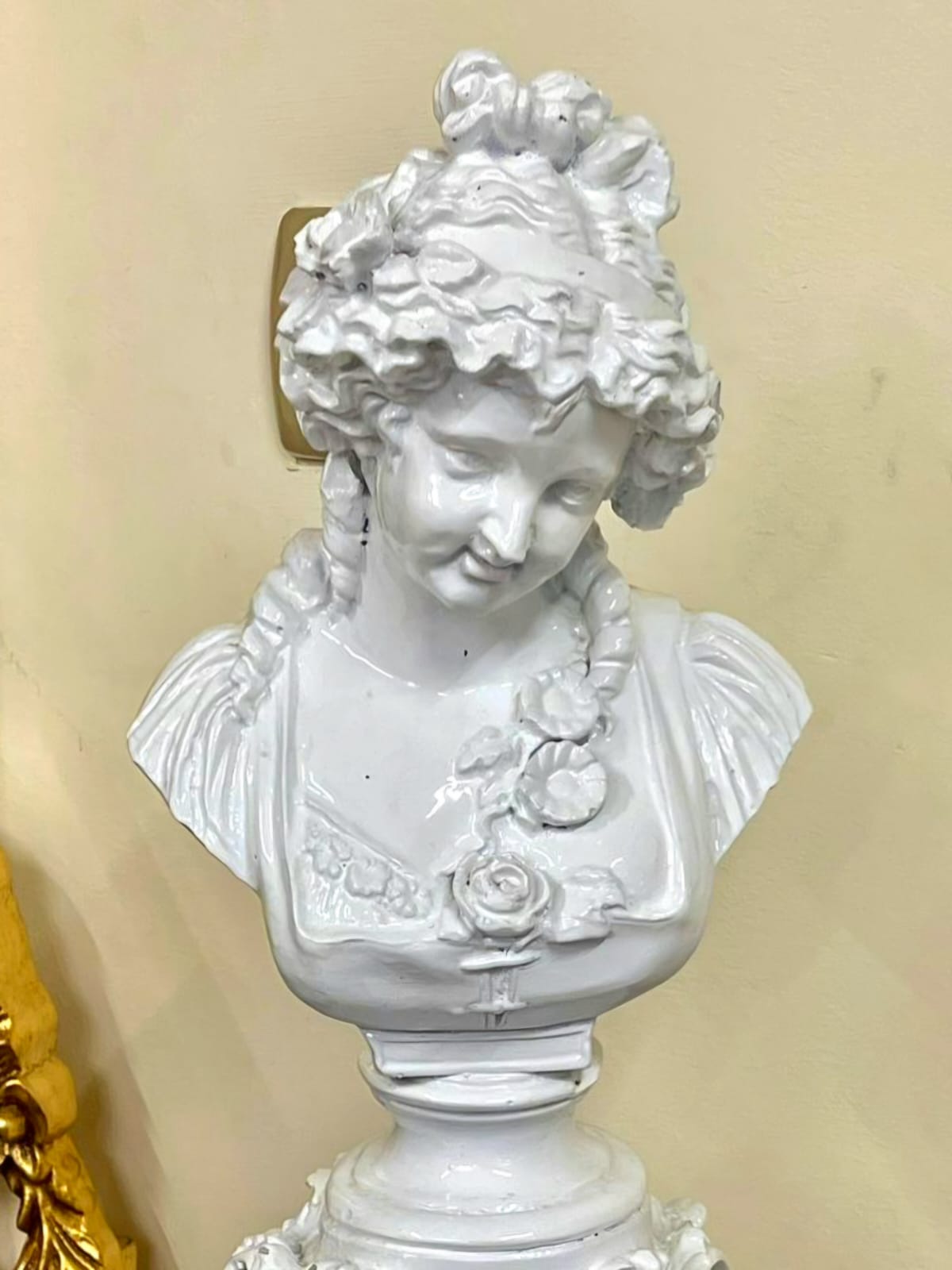 French Rococo Woman Bust Sculpture – Elegant Decorative Accent