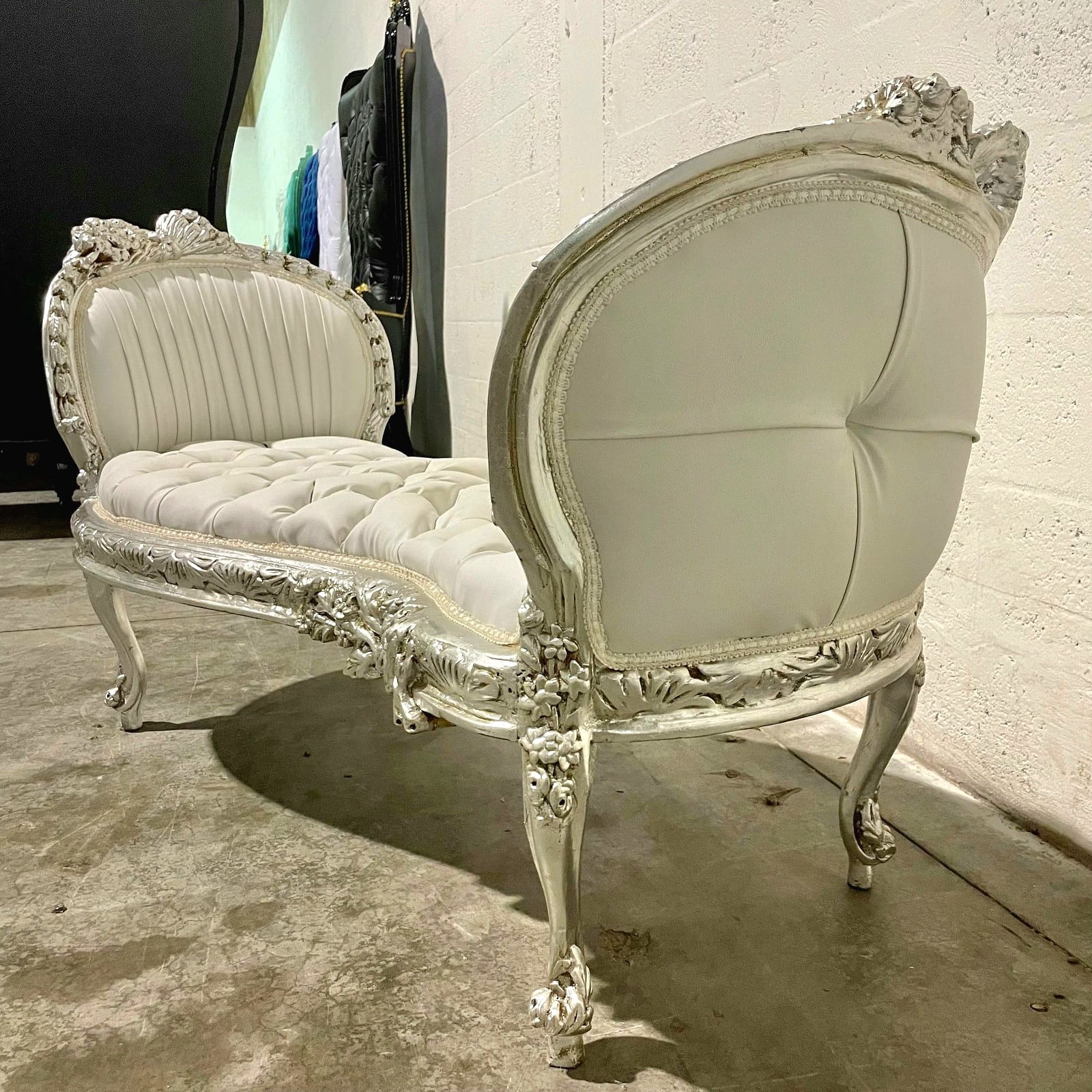Antique French Marquis Tufted Bench – White Leather Upholstery with Silver Leaf Details