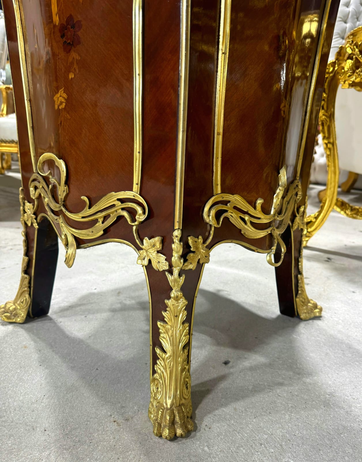 French Rococo Style Pedestal Column with Elegant White Marble Top – Timeless Luxury Accent Piece