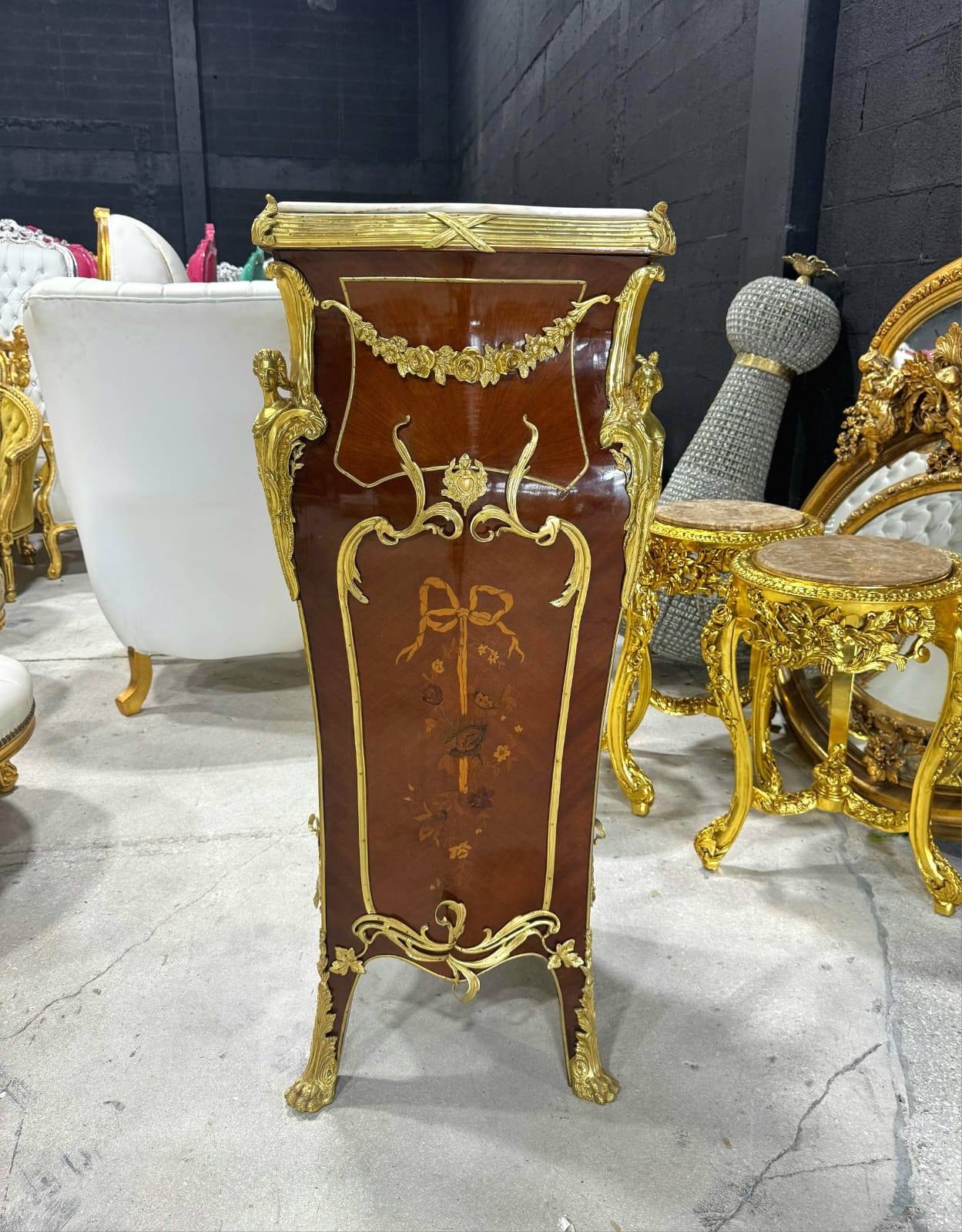 French Rococo Style Pedestal Column with Elegant White Marble Top – Timeless Luxury Accent Piece