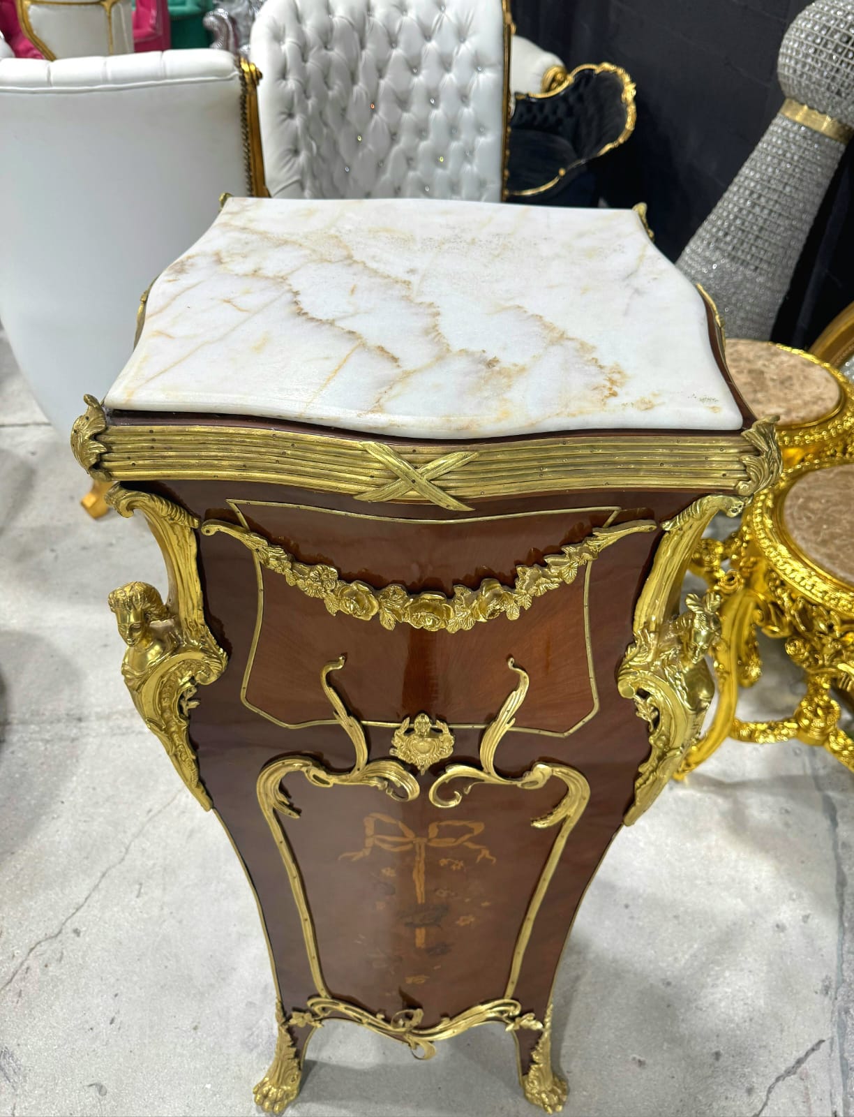 French Rococo Style Pedestal Column with Elegant White Marble Top – Timeless Luxury Accent Piece