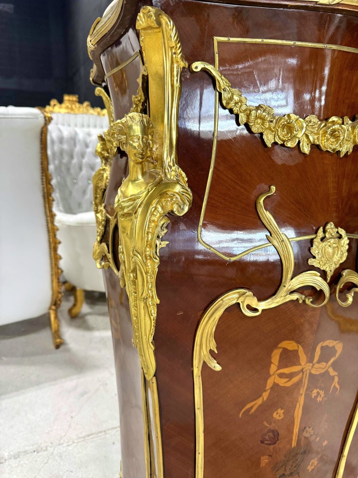 French Rococo Style Pedestal Column with Elegant White Marble Top – Timeless Luxury Accent Piece