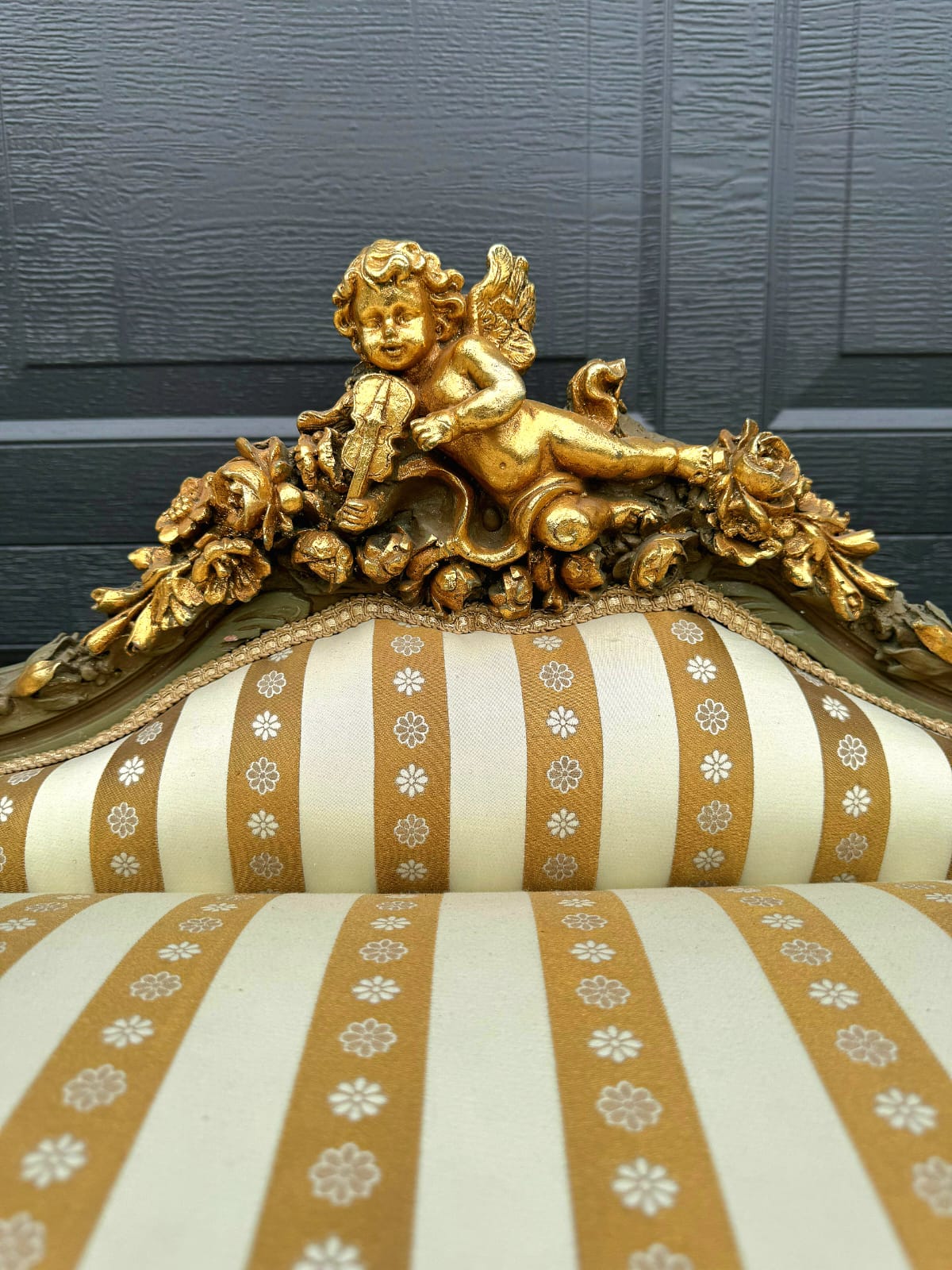 Antique French Style Golden Settee – Damask Upholstery with Gold Leaf Details