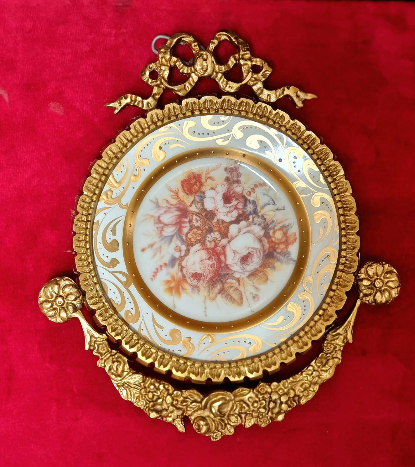Ornate Gold-Framed Rose Wall Décor – Set of 3 Baroque Ceramic Medallions in White & Gold