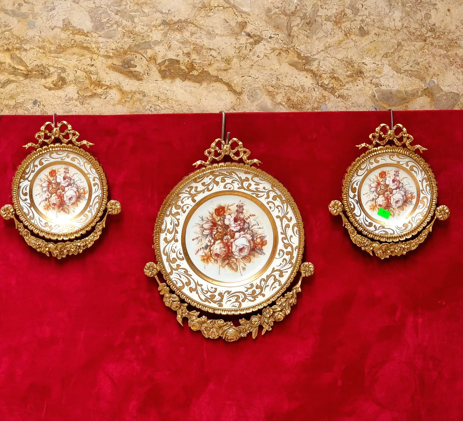 Ornate Gold-Framed Rose Wall Décor – Set of 3 Baroque Ceramic Medallions in White & Gold