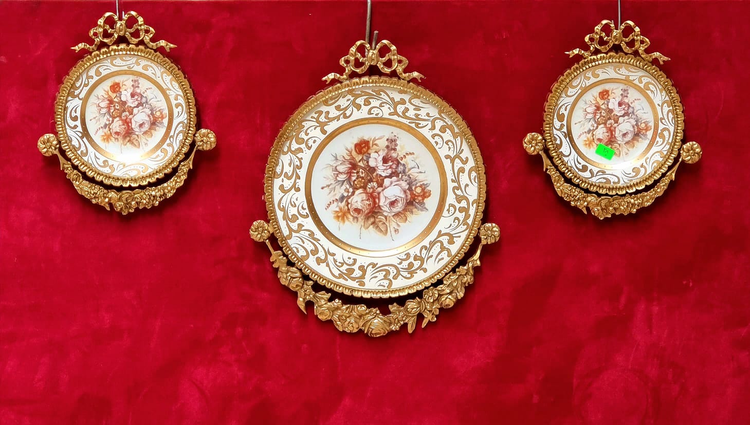 Ornate Gold-Framed Rose Wall Décor – Set of 3 Baroque Ceramic Medallions in White & Gold