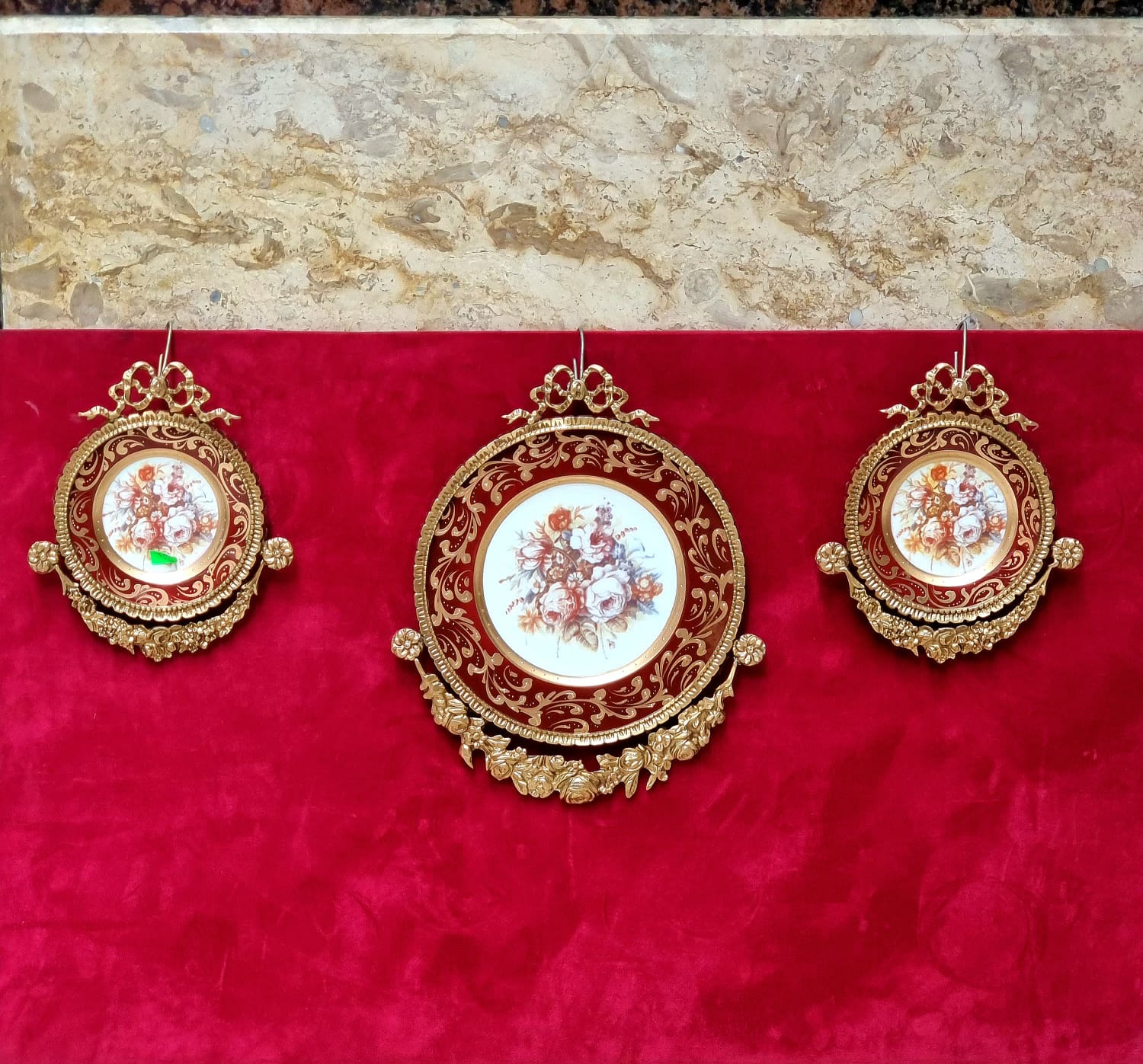Ornate Gold-Framed Rose Wall Décor – Set of 3 Baroque Ceramic Medallions in Crimson Red