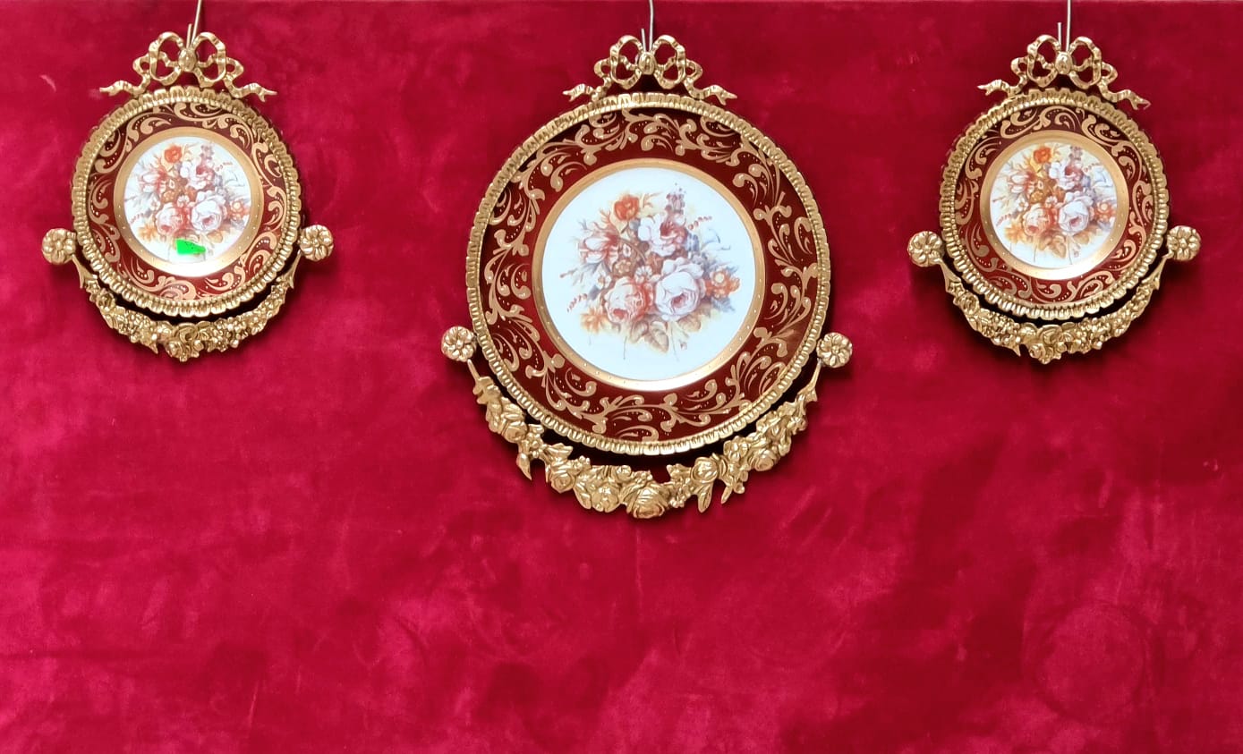 Ornate Gold-Framed Rose Wall Décor – Set of 3 Baroque Ceramic Medallions in Crimson Red