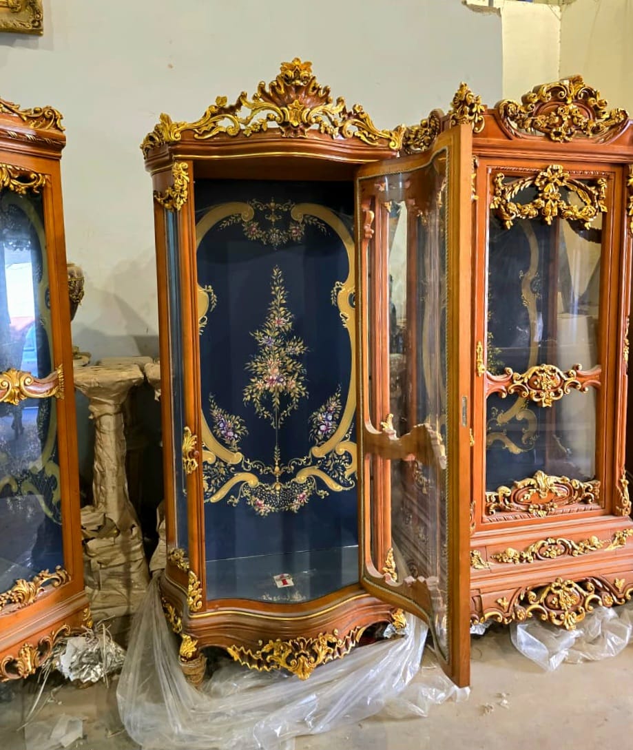 French Louis XV Curved Display Cabinet with Hand-Painted Interior, Gold Leaf & Carved Wood Frame
