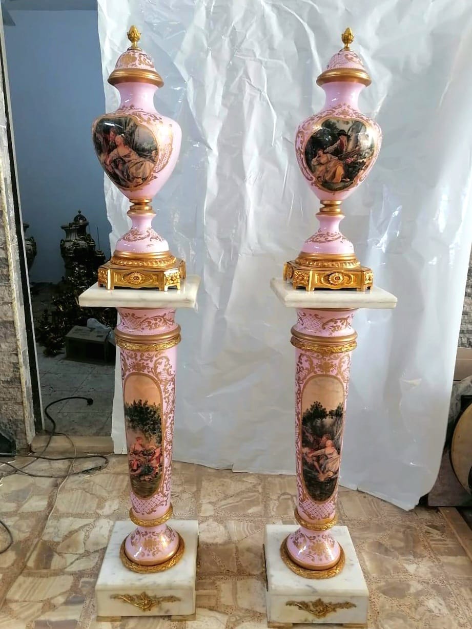 French-Style Pink Decorative Vase with Marble Pedestal – Scenic Artwork & Gold Leaf Details