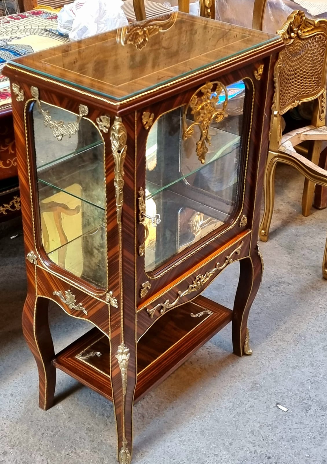 French Louis XV Petite Display Cabinet – Mirrored Interior with Gold Leaf Details & Glass Top