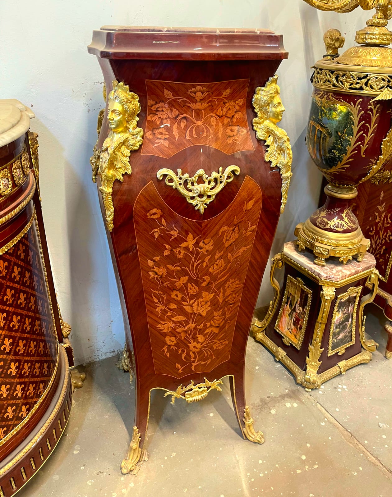 French Rococo Marble-Top Pedestal Column – Ornate Gilded Accent Stand with Timeless Elegance