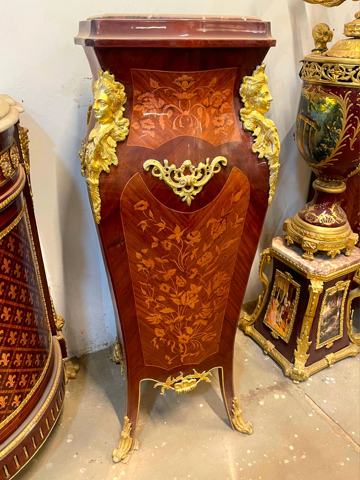 French Rococo Marble-Top Pedestal Column – Ornate Gilded Accent Stand with Timeless Elegance