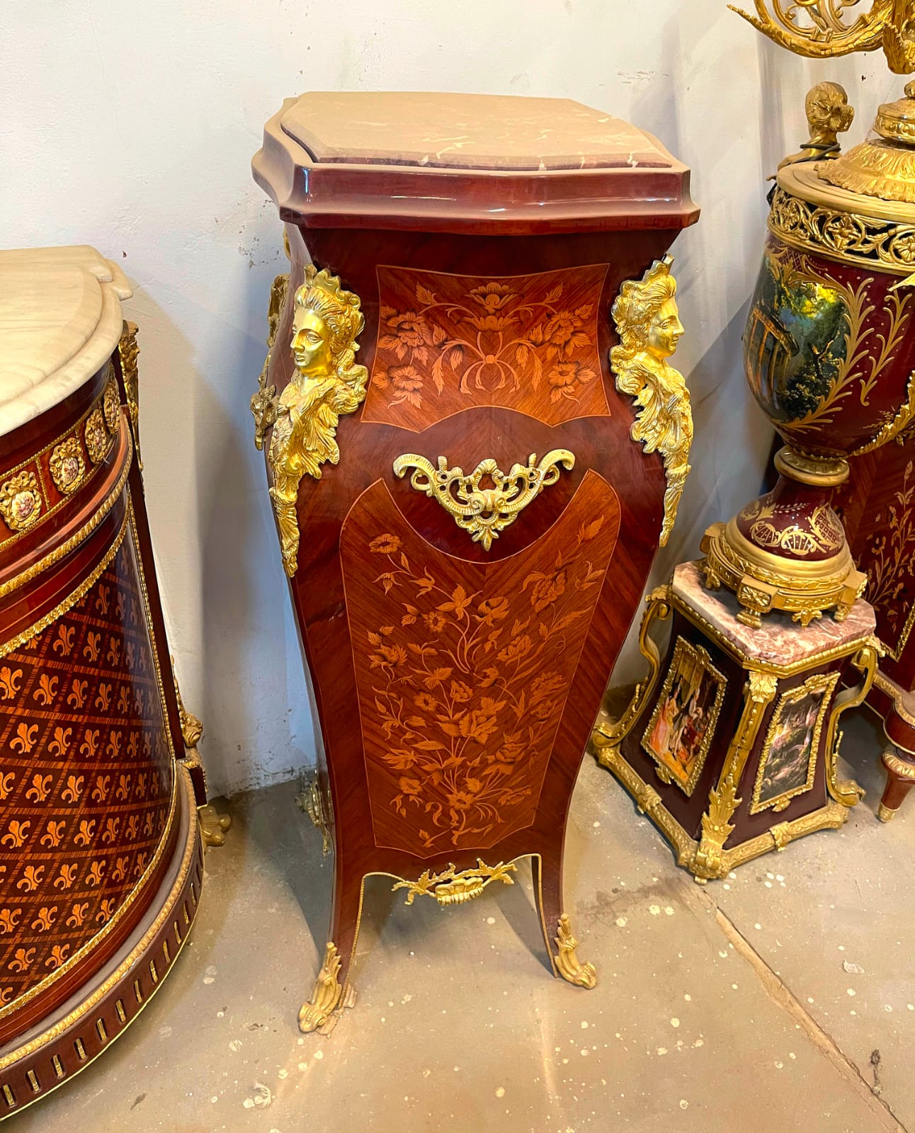 French Rococo Marble-Top Pedestal Column – Ornate Gilded Accent Stand with Timeless Elegance