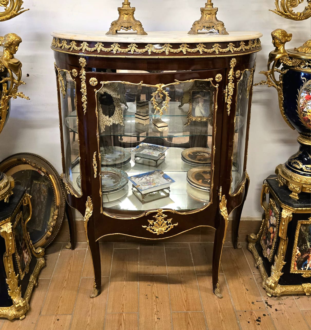 French Louis XV Display Cabinet with Marble Top – Solid Wood Vitrine with Gold Leaf Details