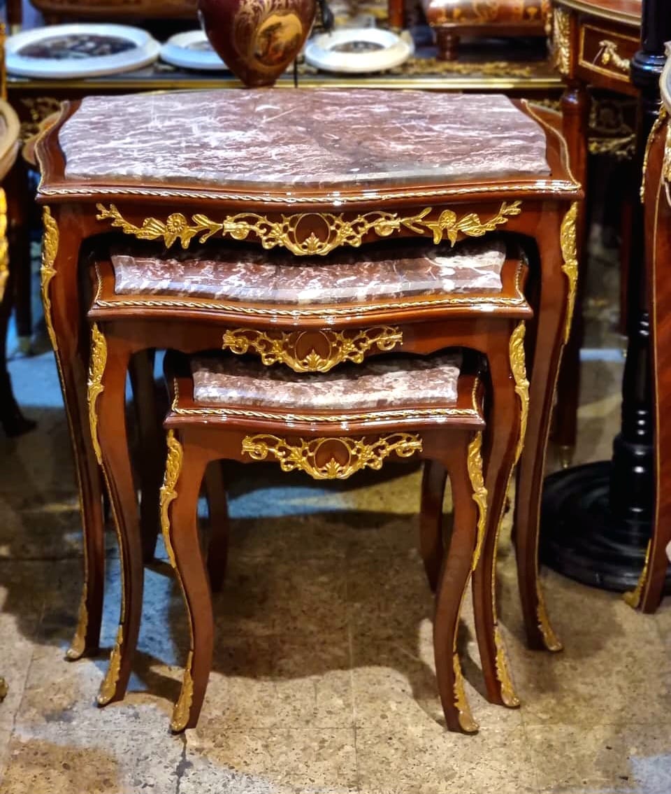 French Rococo Nesting Tables – Set of 3 Marble-Top Accent Tables with Gold Leaf Details