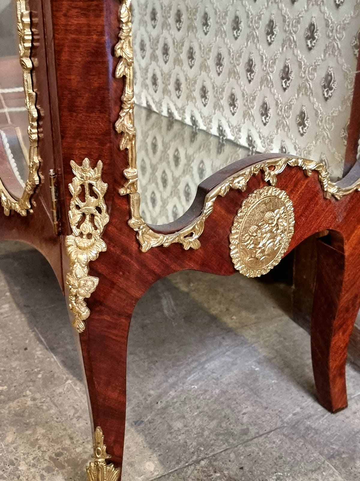 French Louis XV Vitrine Cabinet – Grand Solid Wood Display Case with Gilded Inlay & Glass Shelves