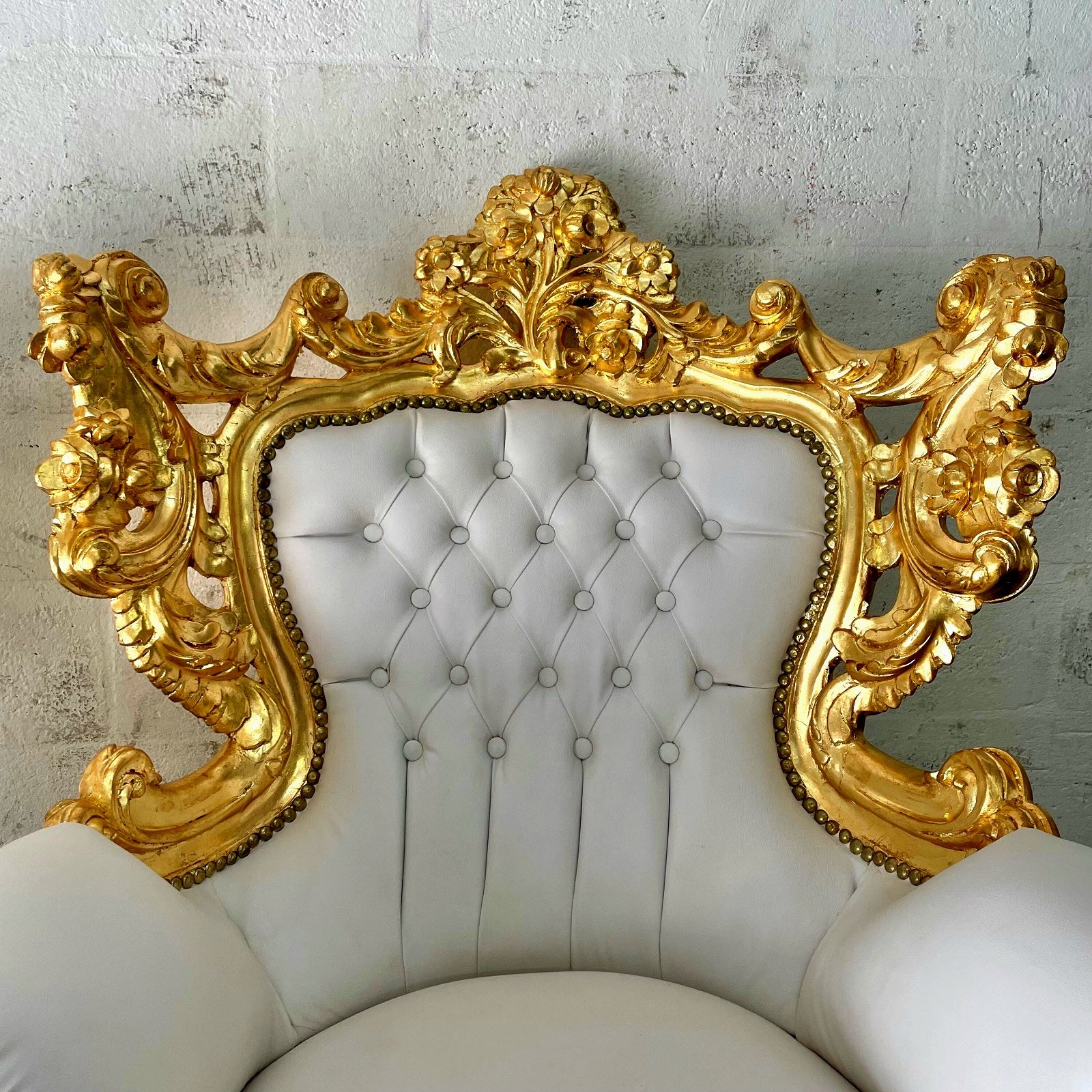 Baroque Throne Chair – White Leather Upholstery, Hand-Carved Solid Wood Frame with Gold Leaf Finish