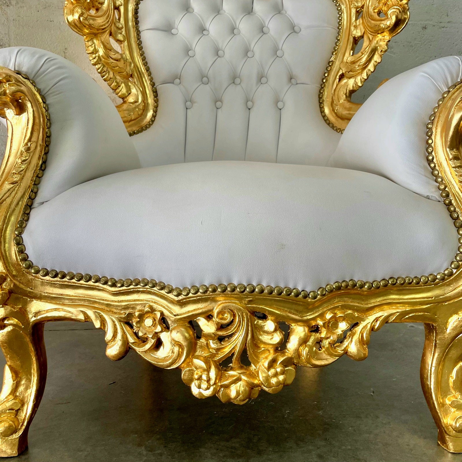 Baroque Throne Chair – White Leather Upholstery, Hand-Carved Solid Wood Frame with Gold Leaf Finish