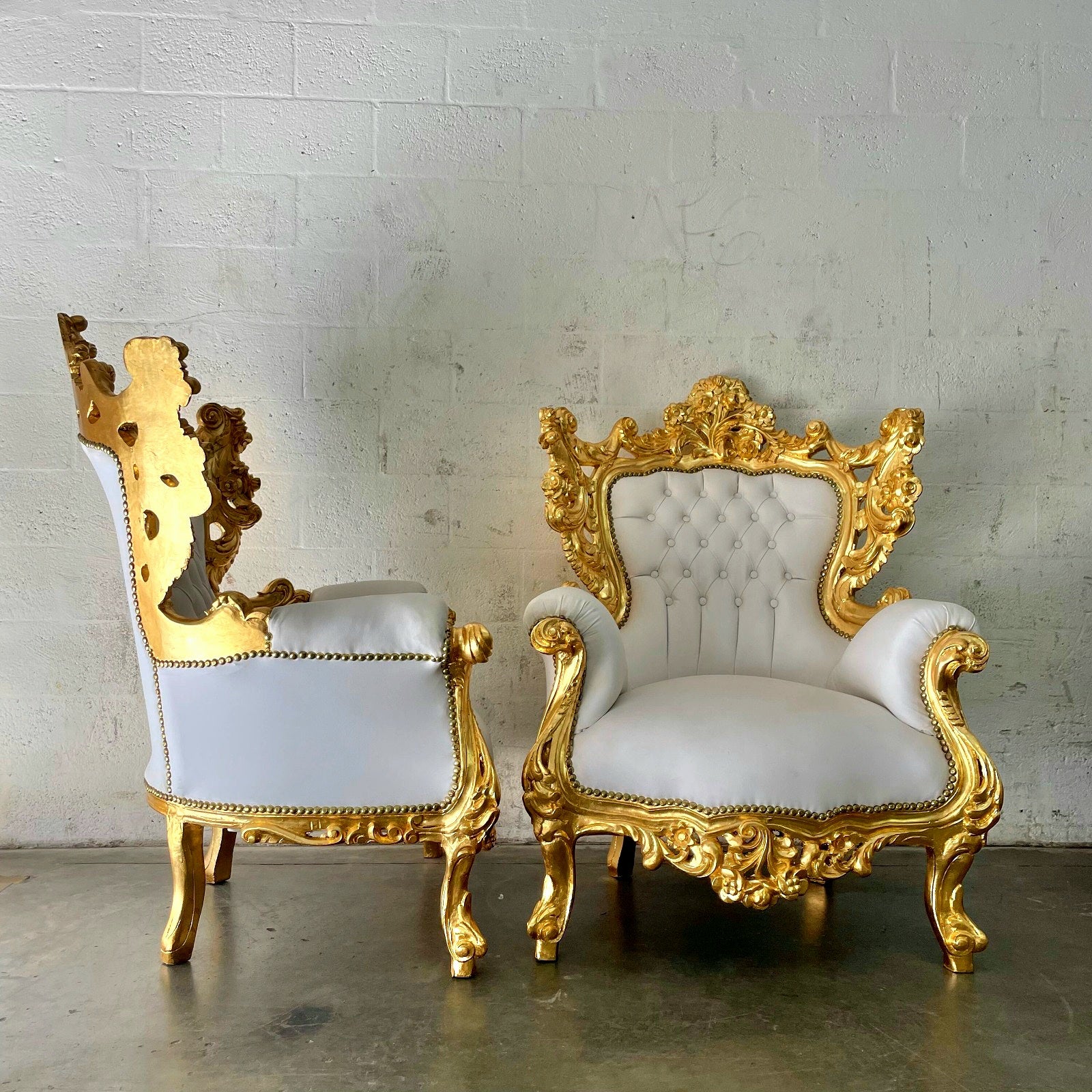 Baroque Throne Chair – White Leather Upholstery, Hand-Carved Solid Wood Frame with Gold Leaf Finish