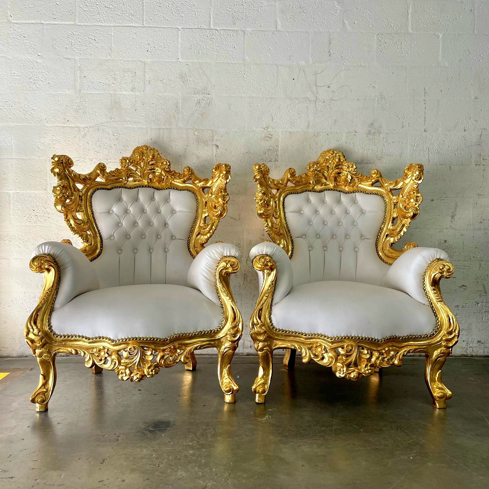 Baroque Throne Chair – White Leather Upholstery, Hand-Carved Solid Wood Frame with Gold Leaf Finish