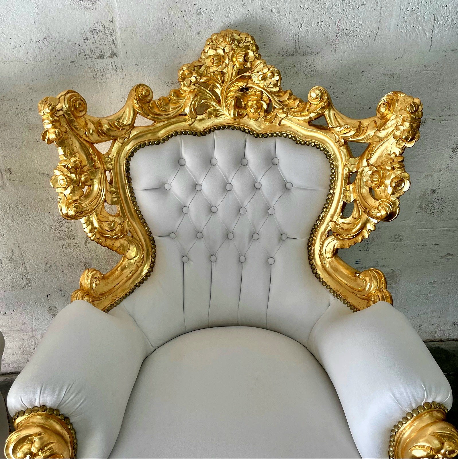 Baroque Throne Chair – White Leather Upholstery, Hand-Carved Solid Wood Frame with Gold Leaf Finish