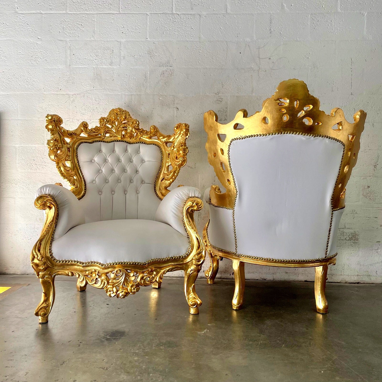 Baroque Throne Chair – White Leather Upholstery, Hand-Carved Solid Wood Frame with Gold Leaf Finish