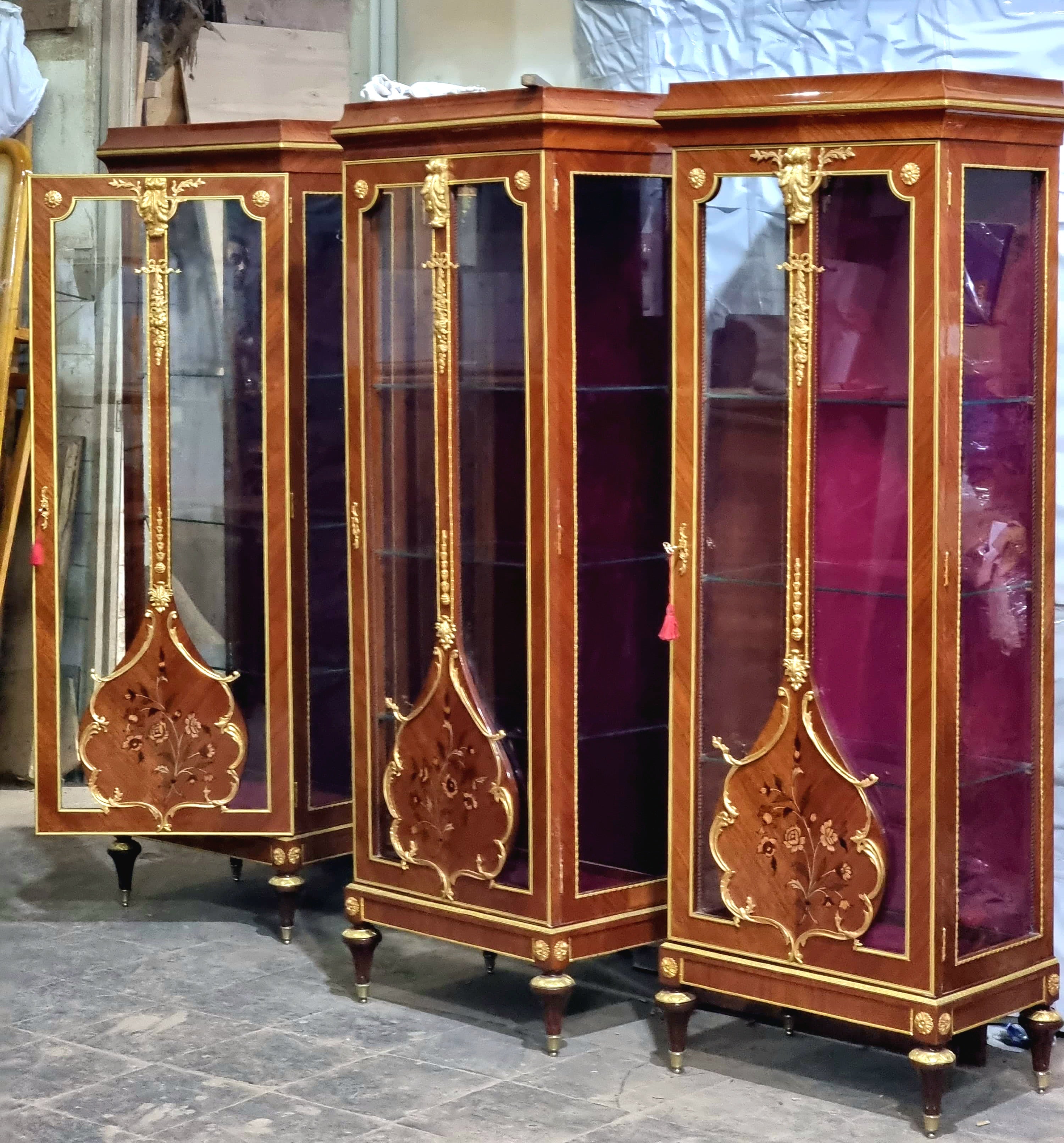 French Louis XVI Style Curio Display Cabinet – Marquetry Inlay, Glass Shelves & Gilt Bronze Accents