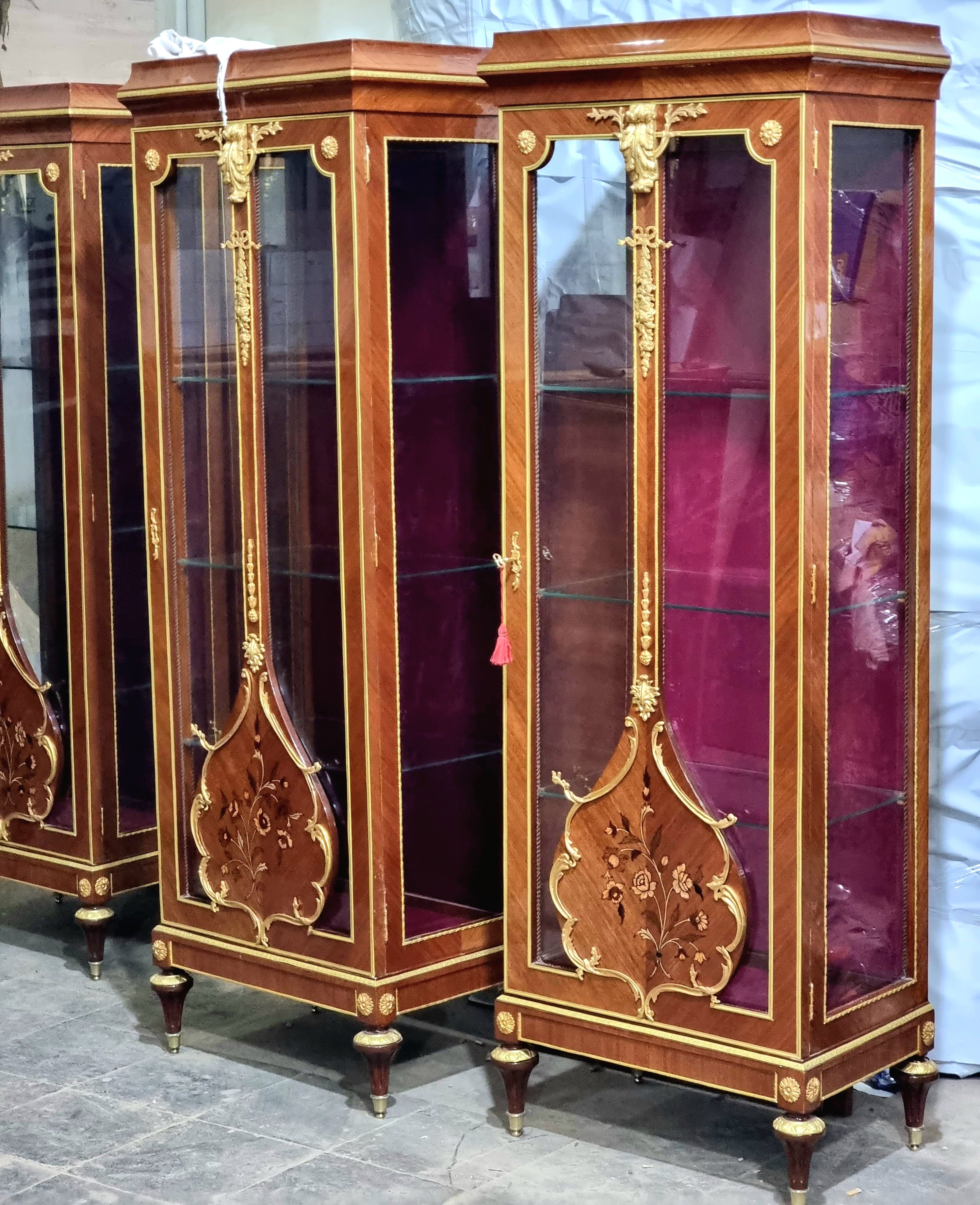 French Louis XVI Style Curio Display Cabinet – Marquetry Inlay, Glass Shelves & Gilt Bronze Accents